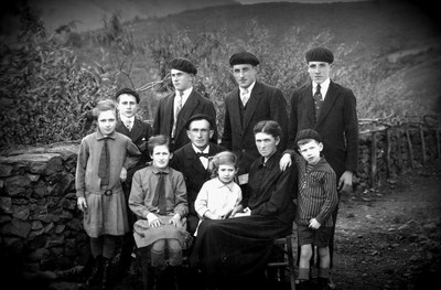 Photo de famille (XXème siècle - Arrossa) © Fonds Maite Biscaichipy