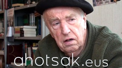 Besteak  beste, Emile Larre (1926-2015) euskaltzalearen lekukotasuna bildu zuten "Ahotsak"-eko elkarrizketa-egileek, 2010ean.